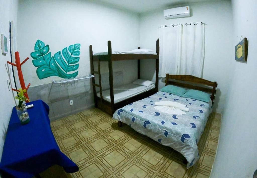 um pequeno quarto com uma cama e uma cadeira em Casarão Hostel e Pousada em Abraão