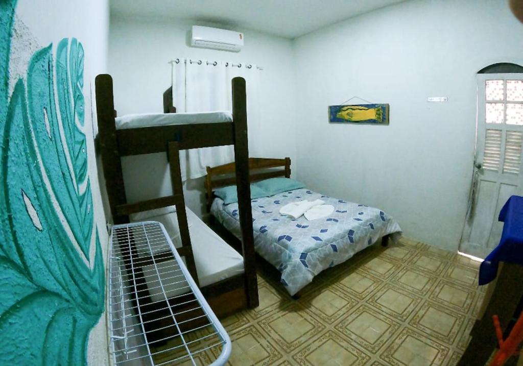 Uma ou mais camas em beliche em um quarto em Casarão Hostel e Pousada