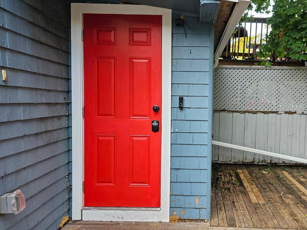 czerwone drzwi na boku domu w obiekcie Serenity Getaway w mieście Halifax
