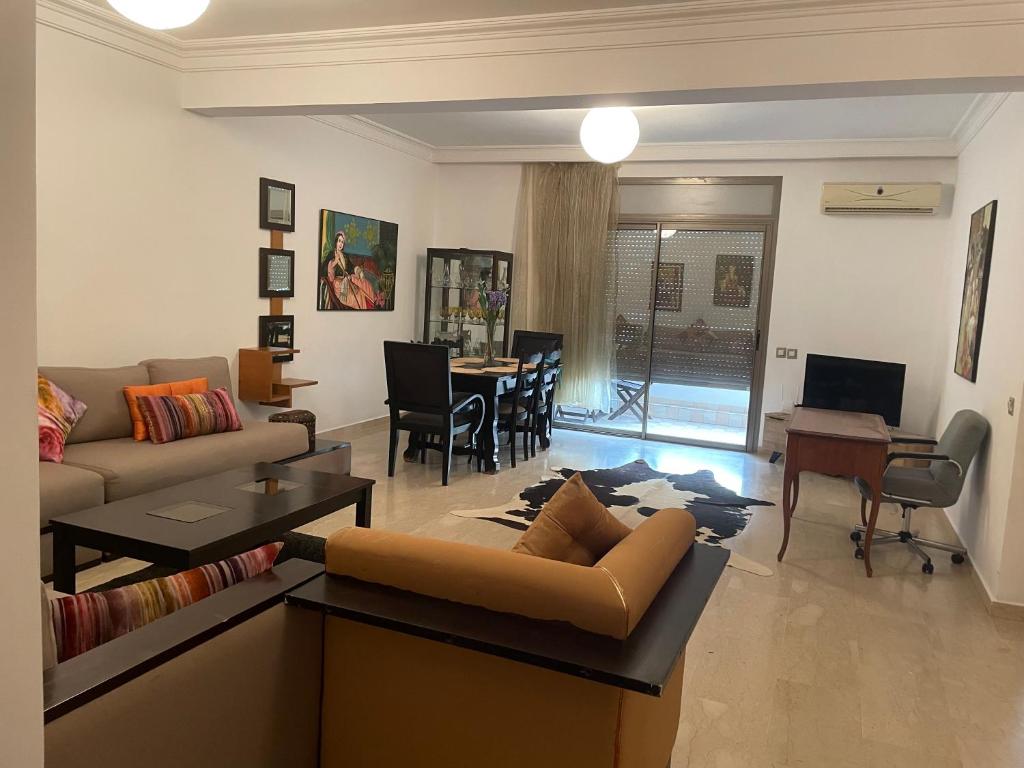 Posezení v ubytování Bel appartement à skhirat plage et à 20 mn de Rabat