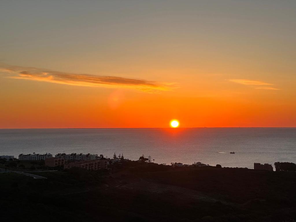 Scenic Sea, Mountain & City View Holiday Apartment - Sea, Mountains and City Right in Front