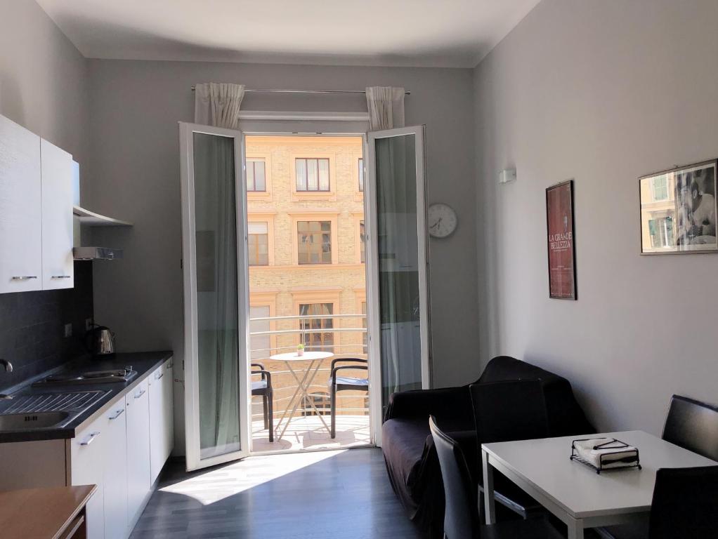 羅馬的住宿－The Manzoni，一间设有厨房和客厅的客房