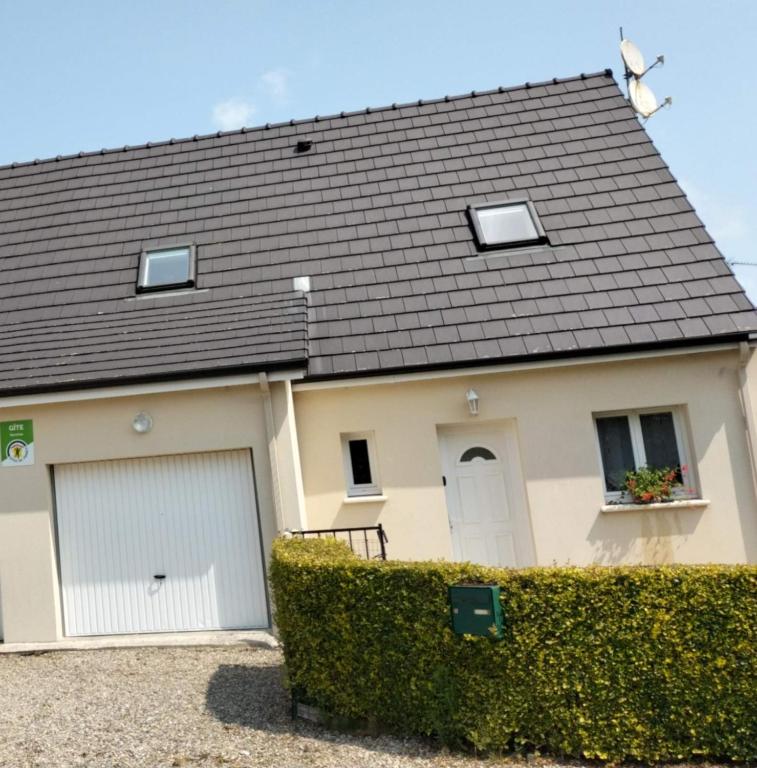 une maison blanche avec un toit noir dans l'établissement La Maison LUDO, à Arrest