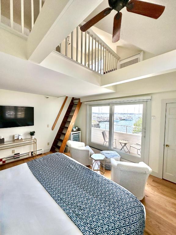 TV a/nebo společenská místnost v ubytování Harborside Inn