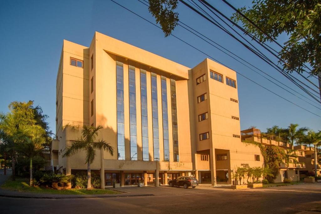 ein großes weißes Gebäude mit Palmen davor in der Unterkunft Andares del Agua in Asunción