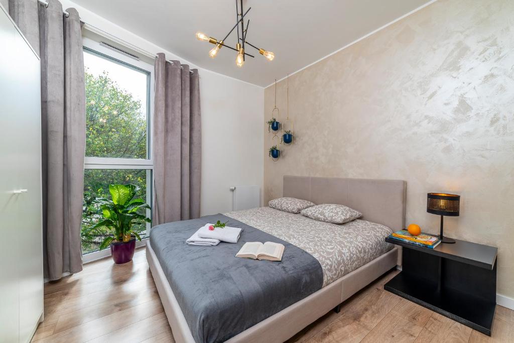 1 dormitorio con 1 cama con 2 toallas en Premium Apartament Centrum Garbary 45m2 Parking, en Bydgoszcz