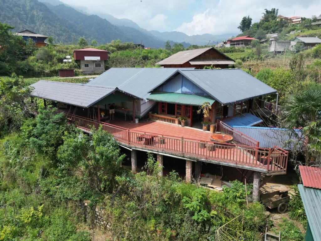 ein Haus mitten auf einem Hügel in der Unterkunft Lanh Sapa Homestay in Sa Pa