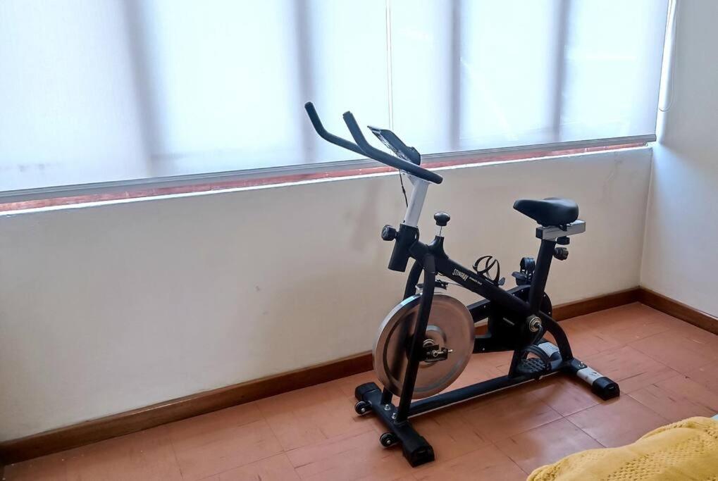 - un vélo d'appartement dans une chambre avec fenêtre dans l'établissement MINI DEPARTAMENTO independiente, privado y cómodo, à Arequipa