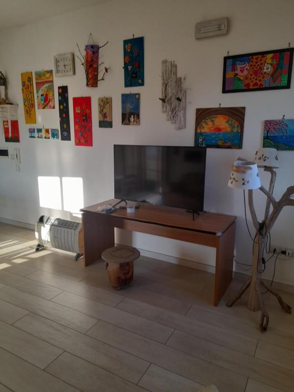 ein Wohnzimmer mit einem Schreibtisch und einer Lampe in der Unterkunft La casa di Beatrice in Catanzaro Lido