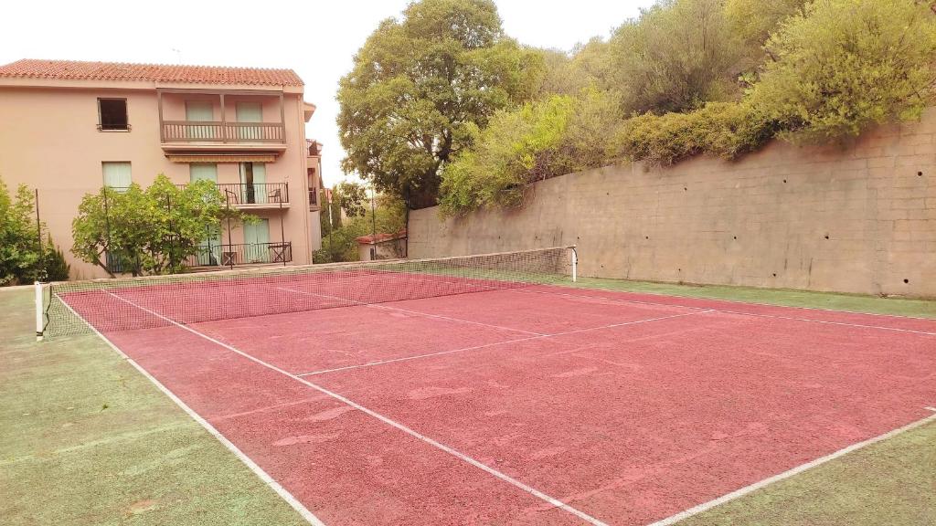 Tenis alebo squash v ubytovaní Résidence Port d'Avall - Piscine Parking Clim - 200 m plage - 4 pers - 2 chambres alebo jeho okolí