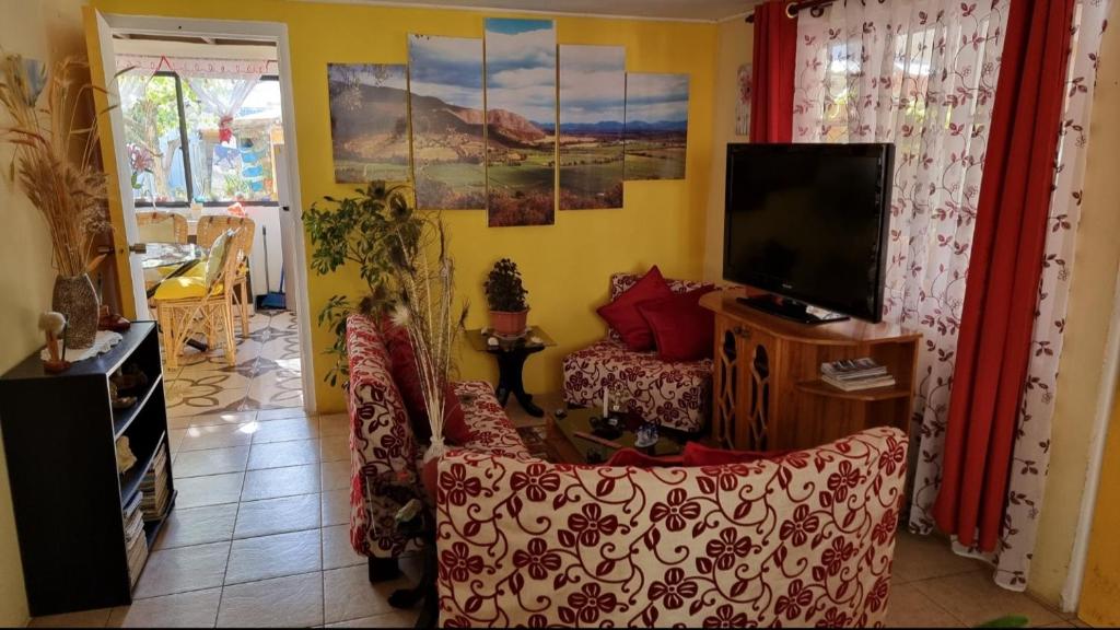 sala de estar con sofá y TV en Casa privada Hospedaje Rural Oro tinto, en Santa Cruz