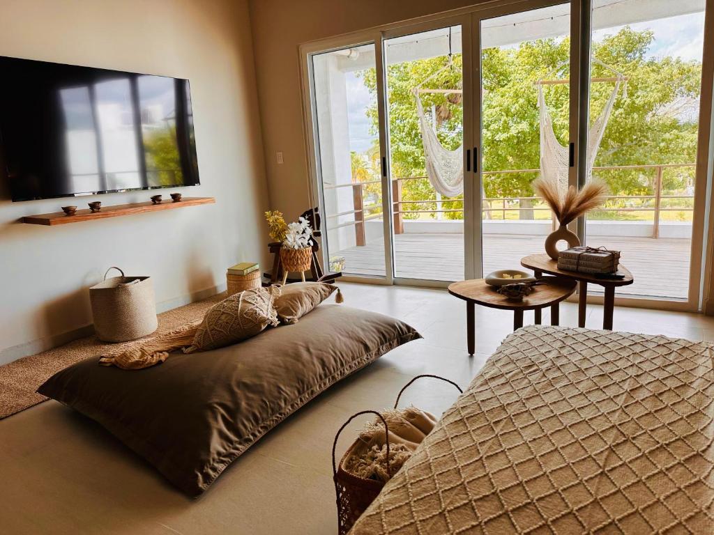 Un dormitorio con una cama y una ventana grande. en Luxury Mali Lofts, en Cancún
