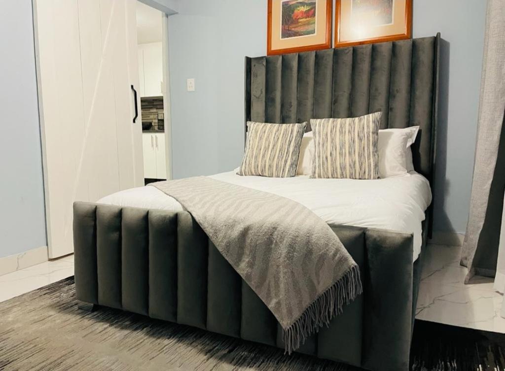 Peaceful, cozy one bed apartment with inverter backup, Johannesburg
