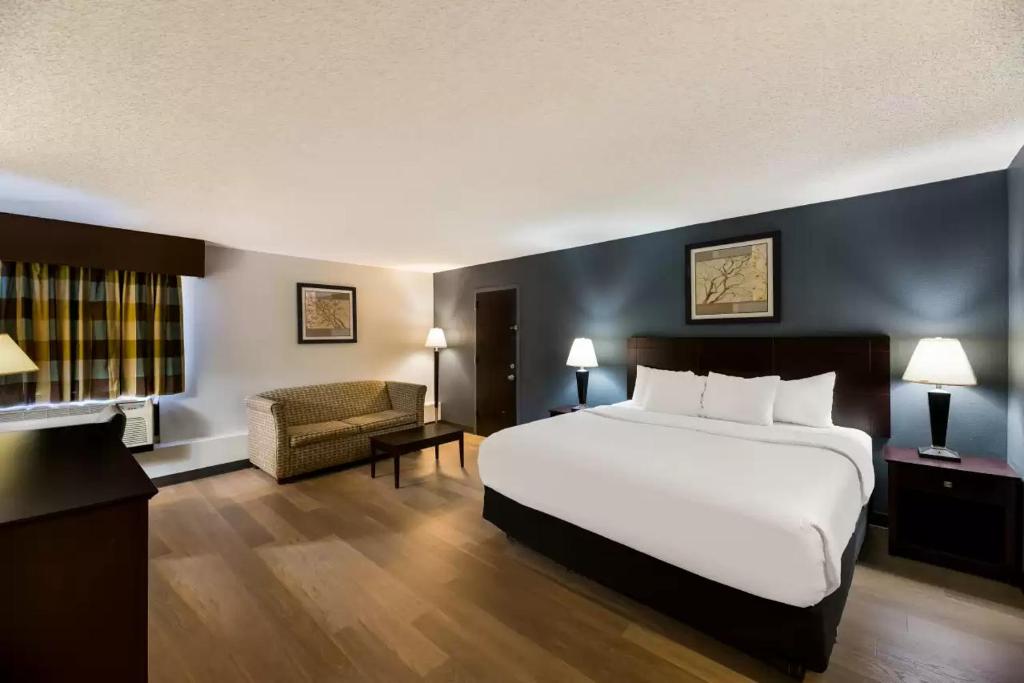 Clarion Hotel San Angelo near Convention Center - King Suite