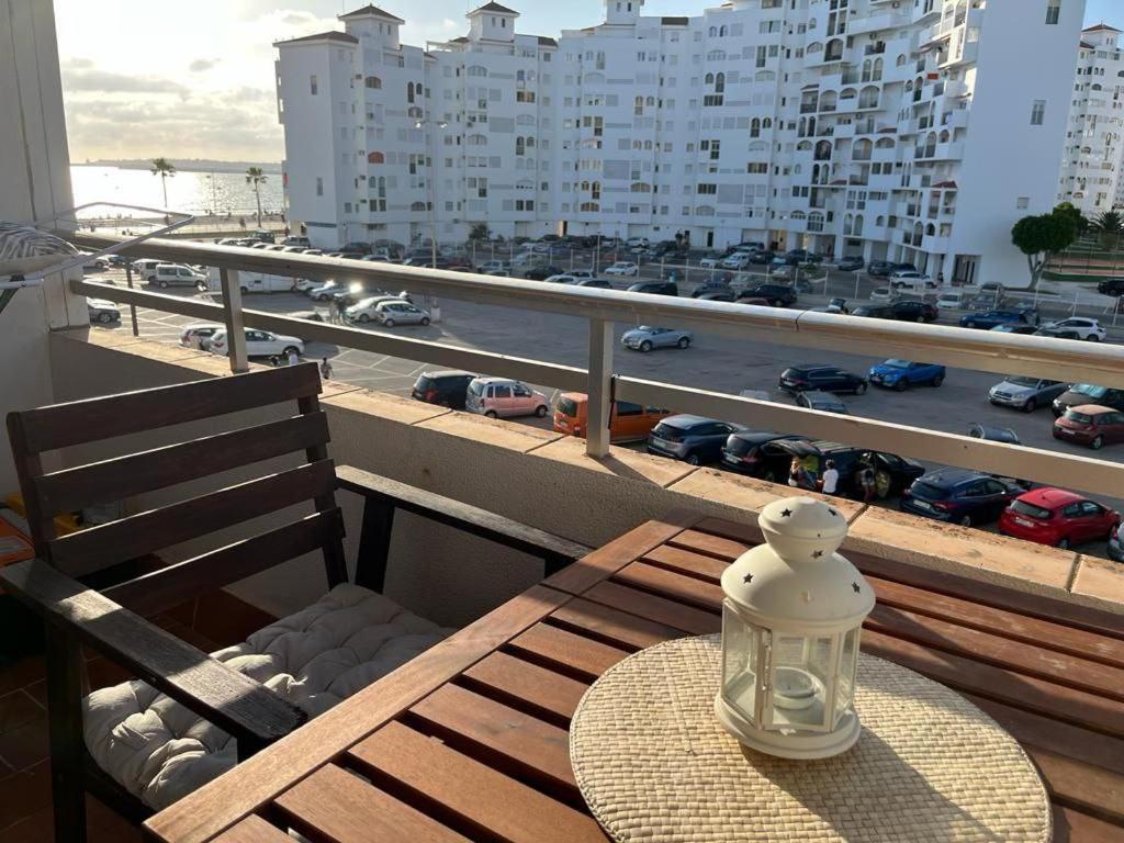 una mesa con una linterna en la parte superior de un balcón en Apartamento en Valdelagrana en primera línea de playa, en El Puerto de Santa María