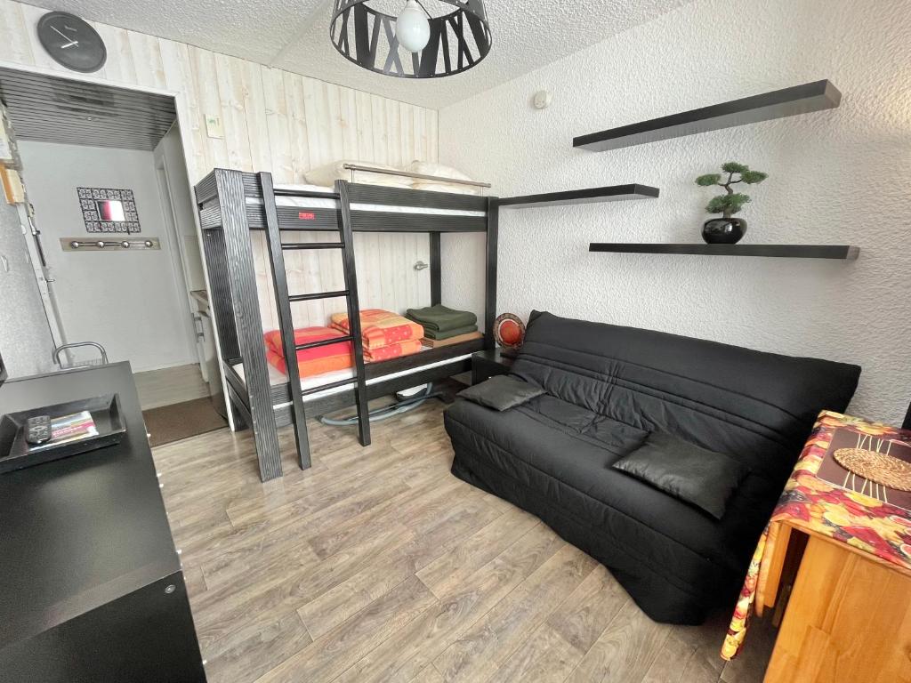 Una cama o camas cuchetas en una habitaci&oacute;n  de Studio &agrave; Piau Engaly