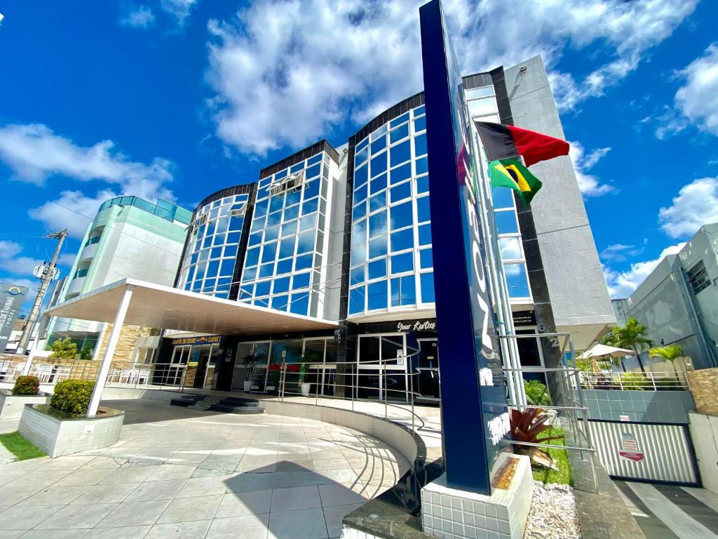 um edifício com uma bandeira à sua frente em Imperial Flat Tambaú 311 em João Pessoa