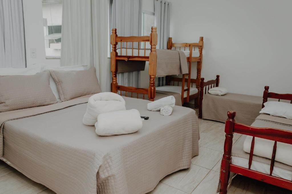 ein Schlafzimmer mit 2 Betten und Handtüchern darauf in der Unterkunft Pousada Simples Jose in Cachoeira Paulista