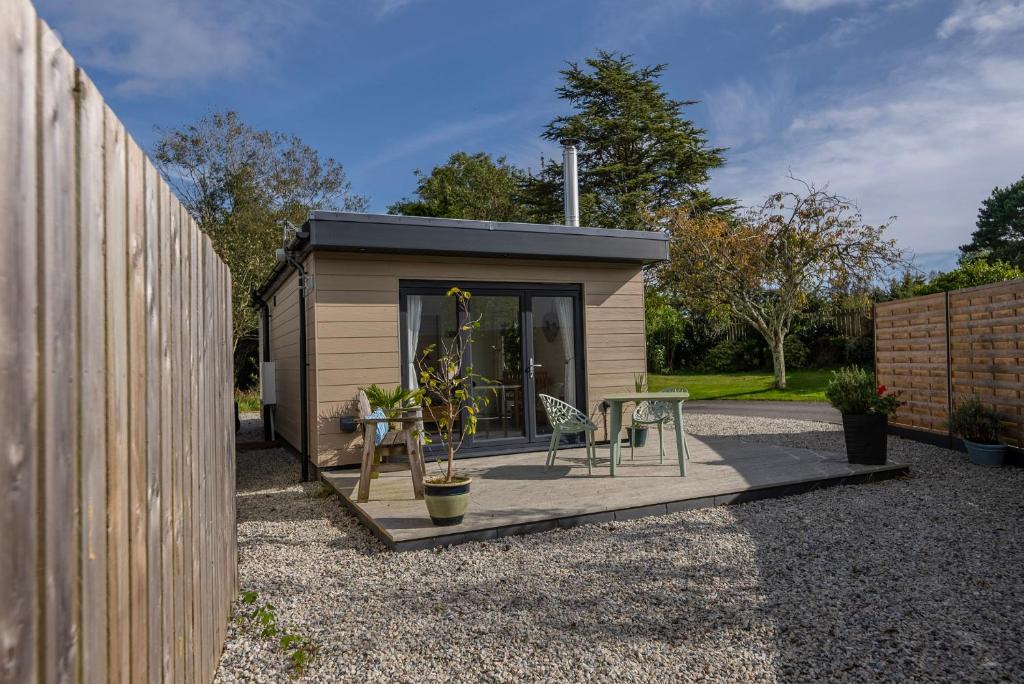 Zahrada ubytování Olverstone Lodge, a beautiful Cornish lodge with wood burner & garden