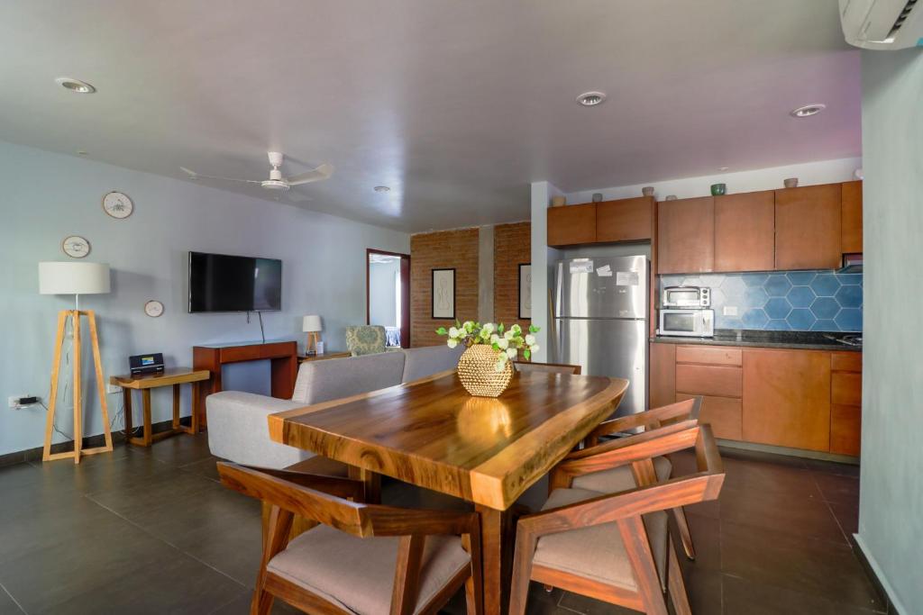 cocina y comedor con mesa de comedor de madera en Edificio Maria - 3 Departamentos y 1 Habitación, en Mazatlán