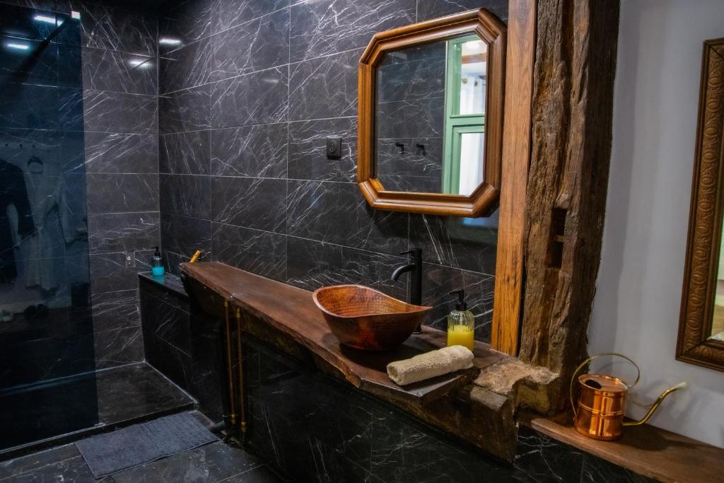 a bathroom with a sink and a shower with a mirror at Chambre indépendante n1 - Bretzel et Bergamote in Richtolsheim