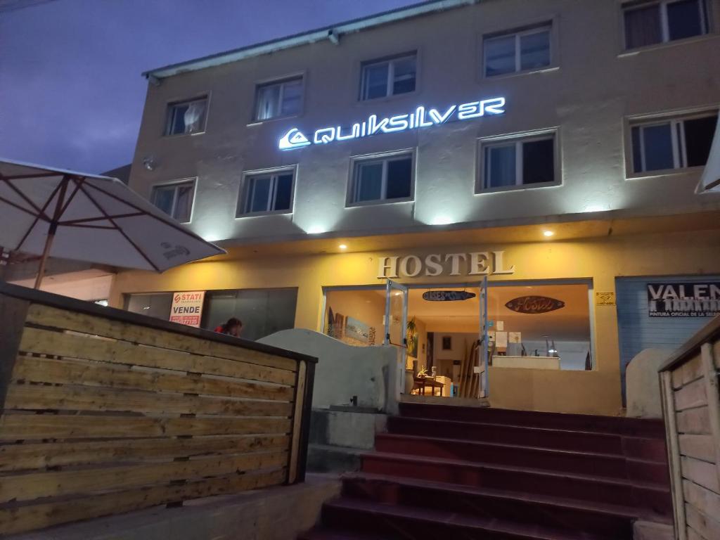 La Maquinita Hostel في مار ديل بلاتا: فندق فيه مظله امام مبنى