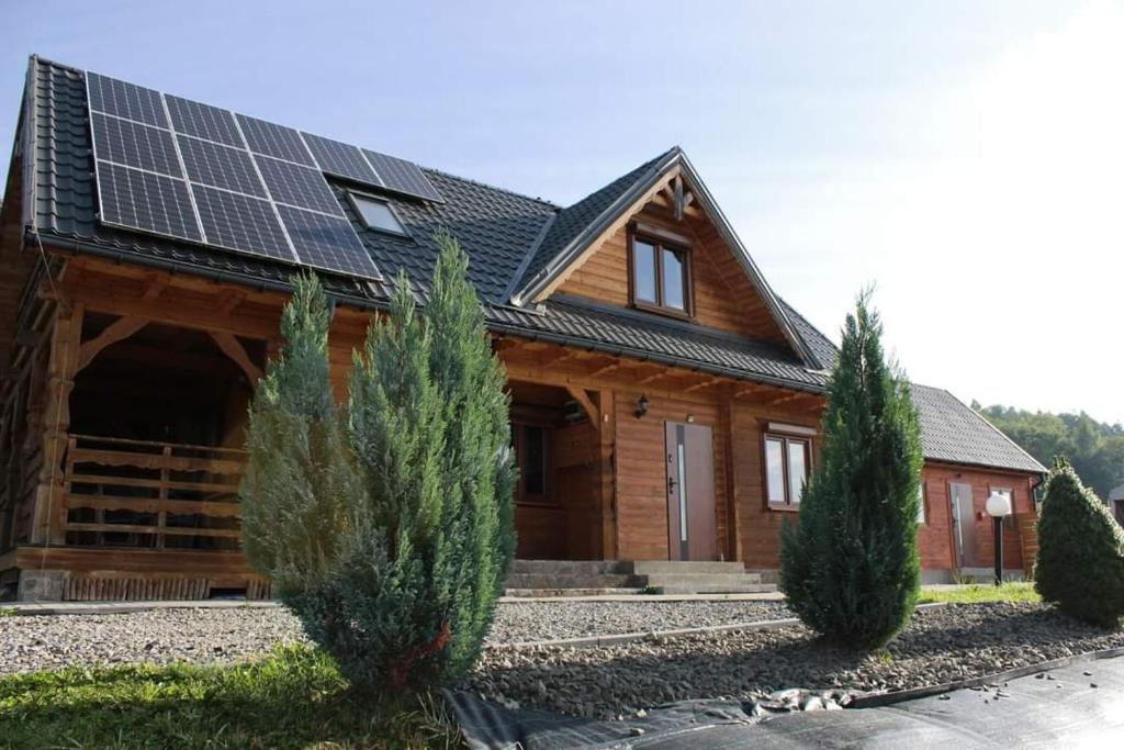 une maison avec des panneaux solaires sur le toit dans l'établissement Dom u Julii nad Strwiążem -Bieszczady, à Ustrzyki Dolne