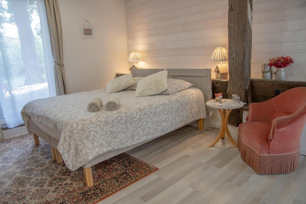 RichtolsheimにあるChambre indépendante n2 - Bretzel et Bergamoteのベッドルーム1室(ベッド1台、椅子付)