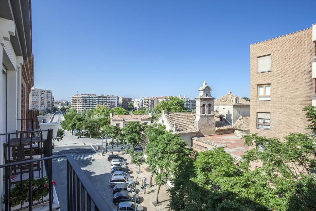 vistas a la calle desde el balcón de un edificio en SingularStays Na Jordana, en Valencia