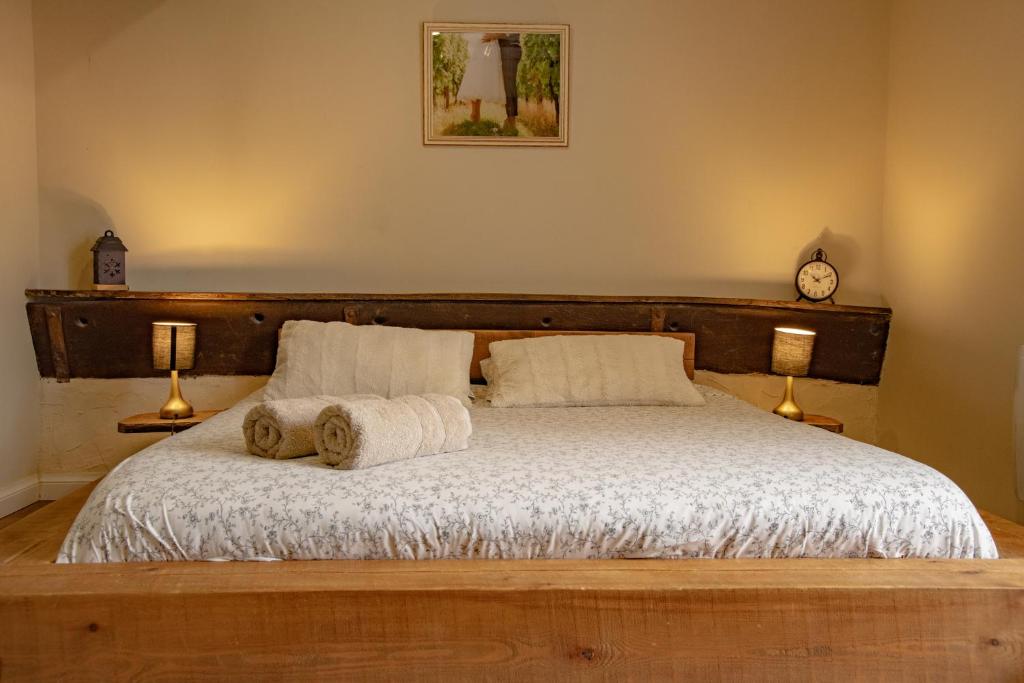 um quarto com uma cama com duas toalhas em Chambre indépendante n3 - Bretzel et Bergamote em Richtolsheim