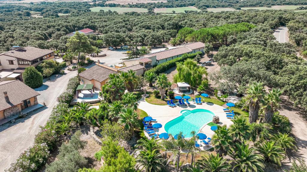 Agriturismo Rocce Bianche - Bungalows في أربوس: اطلالة جوية على المسبح في المنتجع