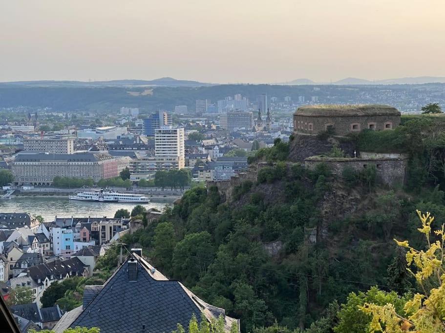 Blick auf eine Stadt mit einem Schloss auf einem Hügel in der Unterkunft Am Eichhof in Koblenz