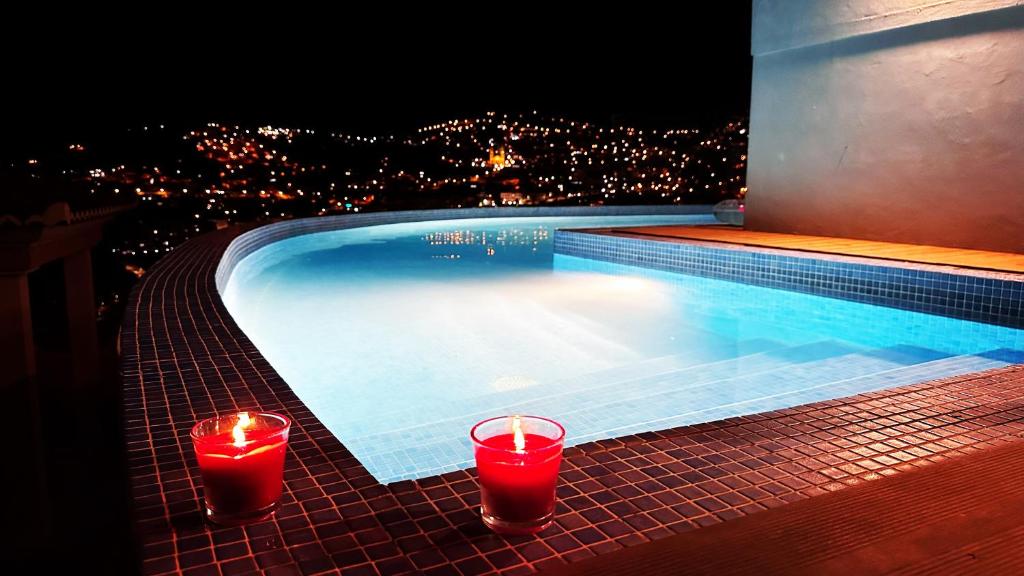 - deux bougies au bord de la piscine la nuit dans l'établissement Casa da Quinta, à Funchal
