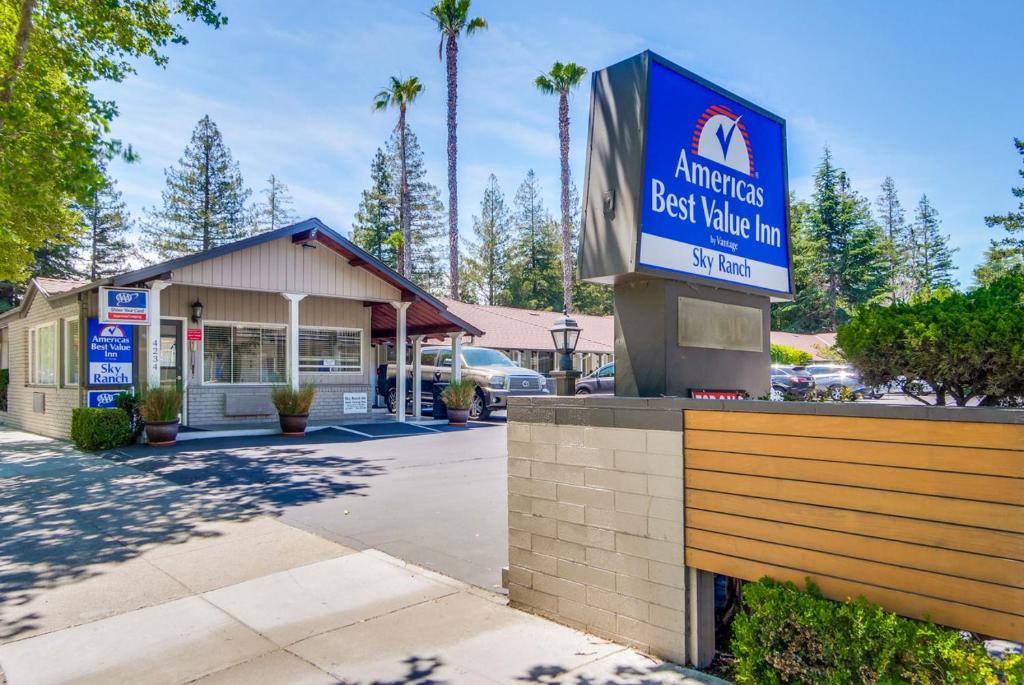 帕羅奧多的住宿－Americas Best Value Inn - Sky Ranch Palo Alto，商店前的超值旅馆标志