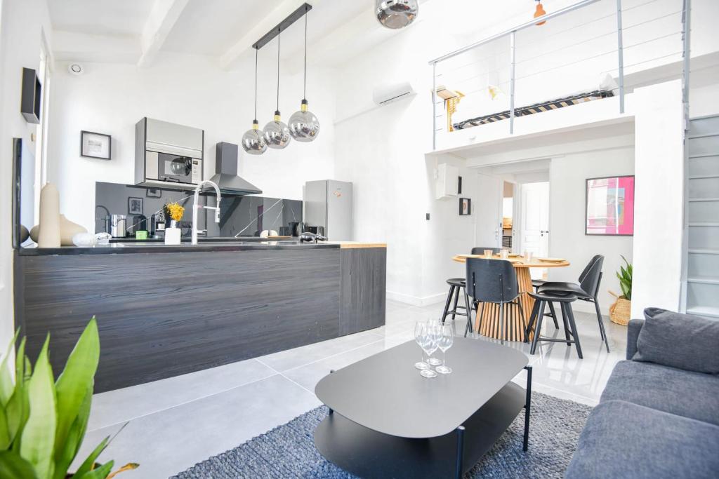 un salon avec un canapé et une table dans l'établissement Appart 3 ch clim proche Vieux-Port Gare St-Charles, à Marseille