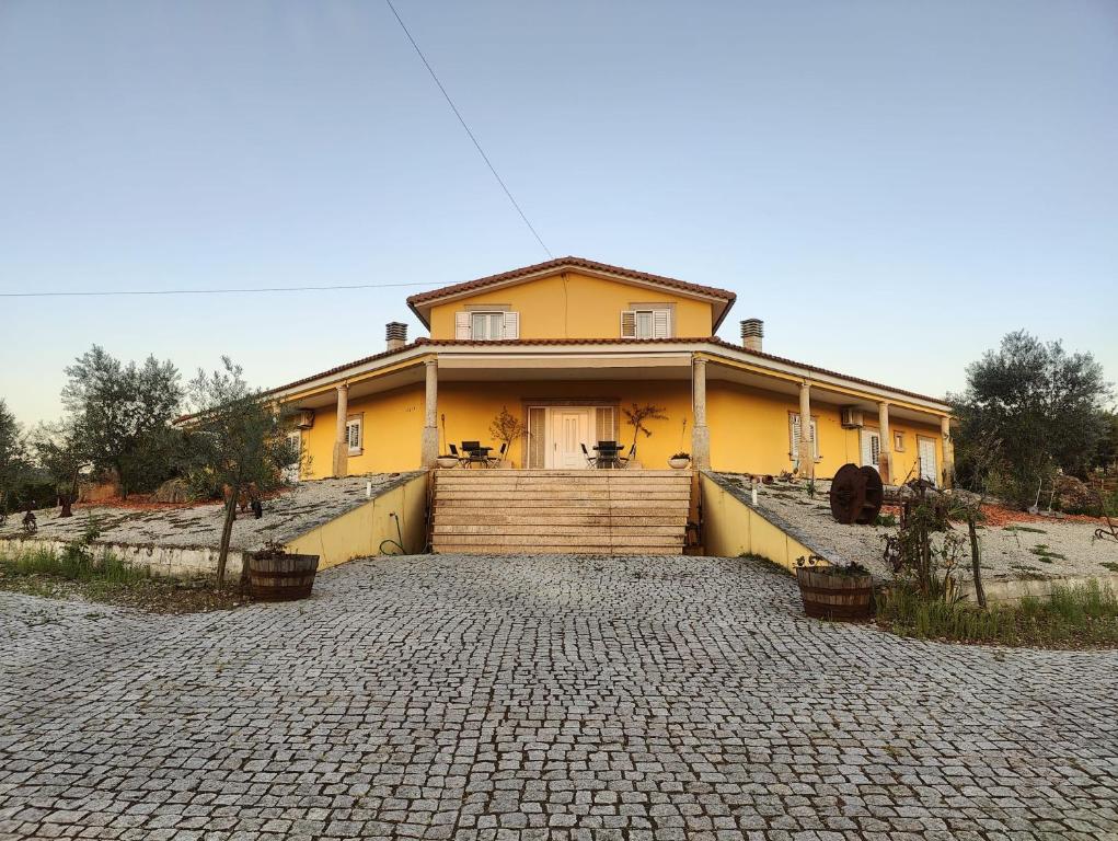 een geel huis met een oprit ervoor bij Quinta da Libelinha Alojamento Local - Mirandela in Mirandela