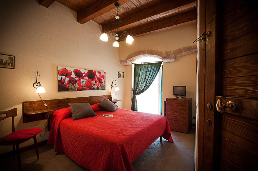 コラートにあるAlbergo Tripoli B&B Affittacamereのベッドルーム1室(赤いベッド1台、窓付)
