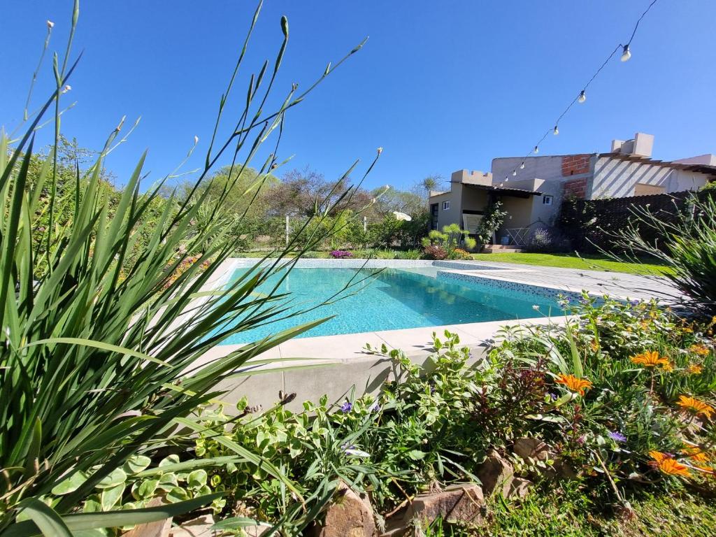 una piscina en un patio con plantas en Casa de vacaciones Vaqueros en Vaqueros