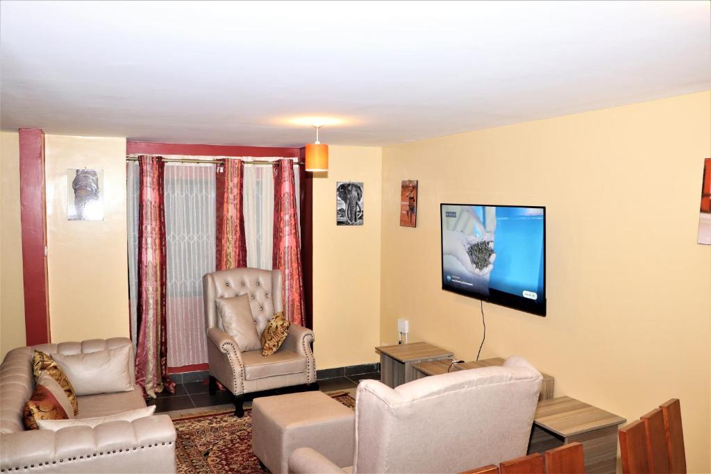 TV i/ili zabavni centar u objektu Furaha Maisonette Fully Furnished apartment Nyayo Estate Nairobi Kenya Namba Simu sufuri saba sufuri moja moja nne tisa sufuri sufuri saba next to JKIA Jomo kenyatta International Airport,Next to SGR Nairobi Terminus Next To Kenya Airways Pride Centr