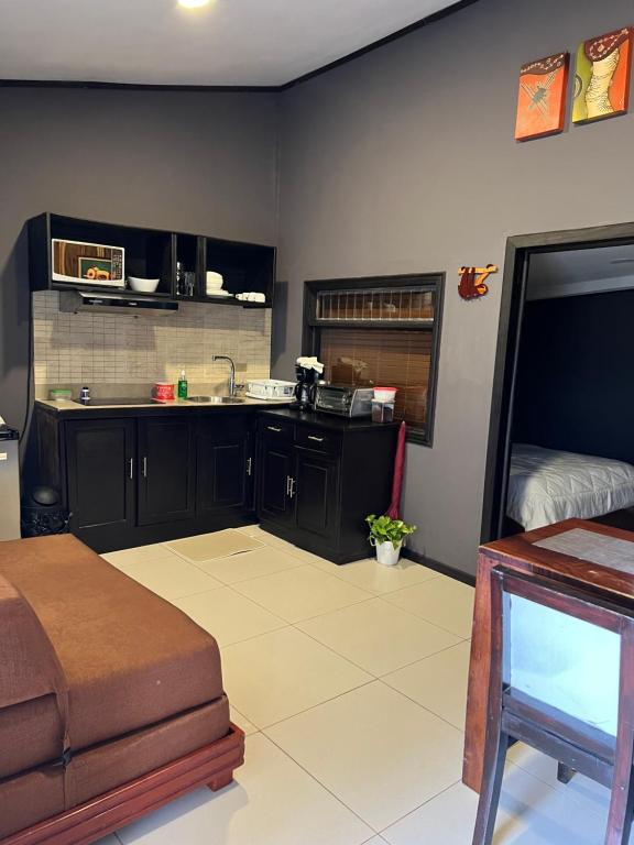 een woonkamer met een keuken en een bed bij Apartamento Don Jarvey I in Monteverde Costa Rica