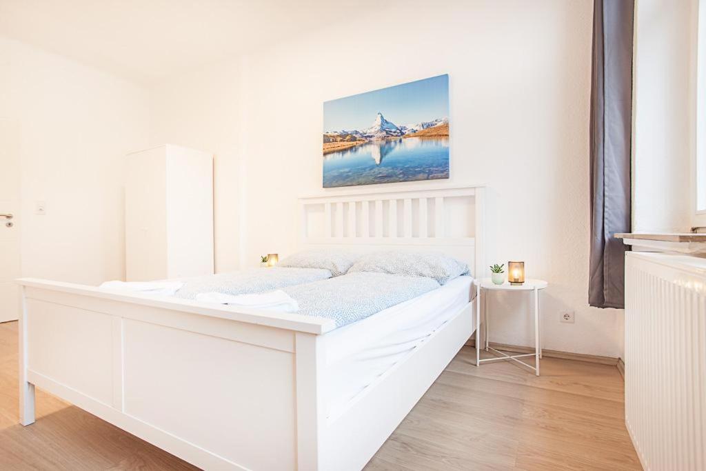 1 dormitorio blanco con 1 cama blanca en una habitación en TM Studio, en Dortmund