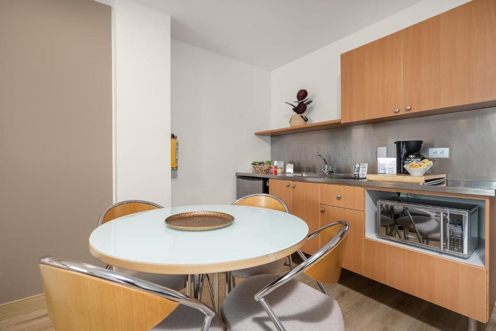 A cozinha ou kitchenette de Novelty Suites Hotel