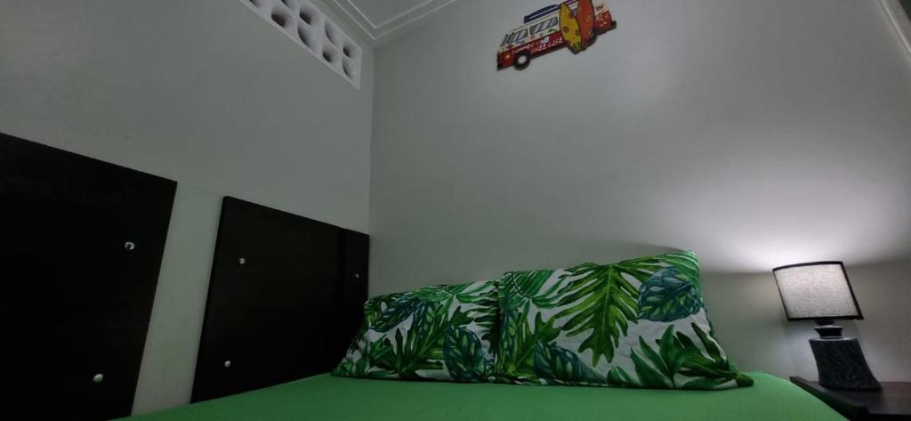 En eller flere senger på et rom på Apartamento Vista Lateral para praia - Excelente Localização - ApSol&Mar
