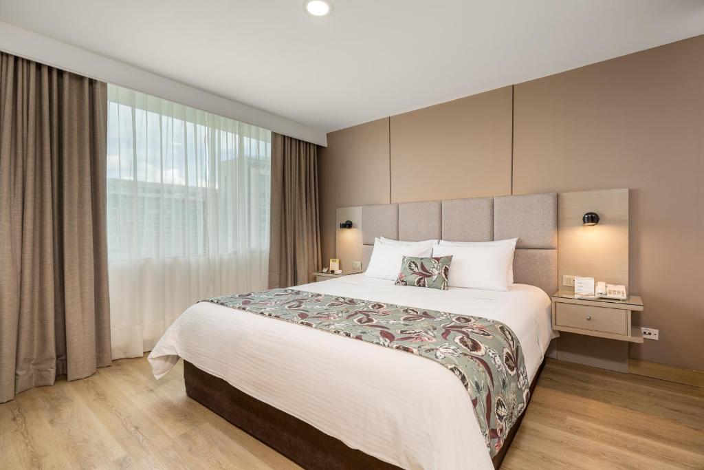 Uma cama ou camas num quarto em Novelty Suites Hotel