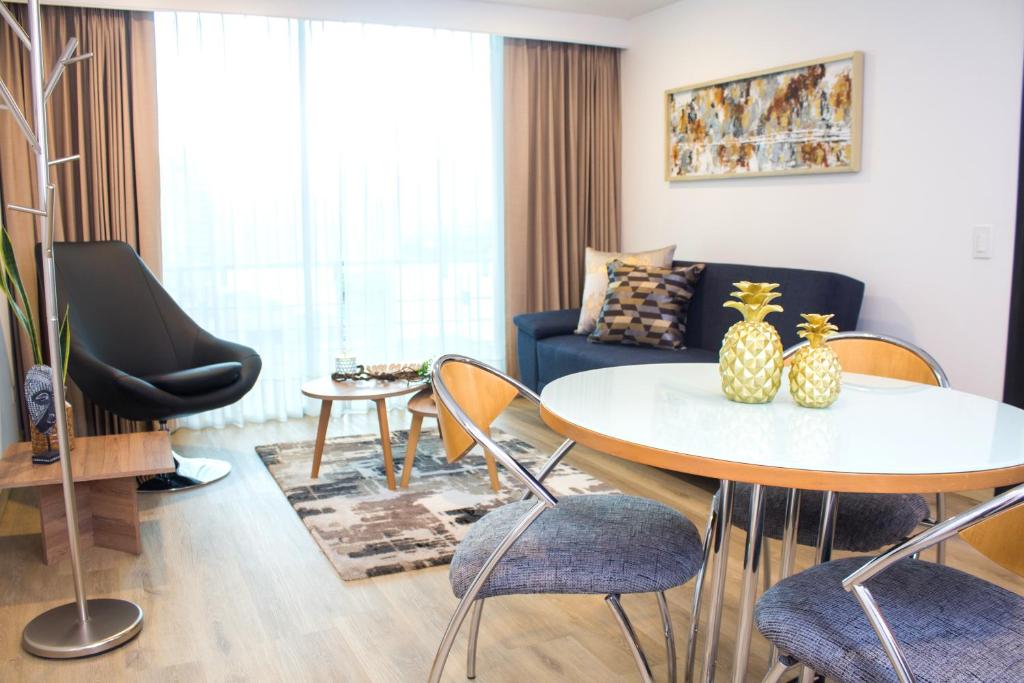 Uma área de estar em Novelty Suites Hotel