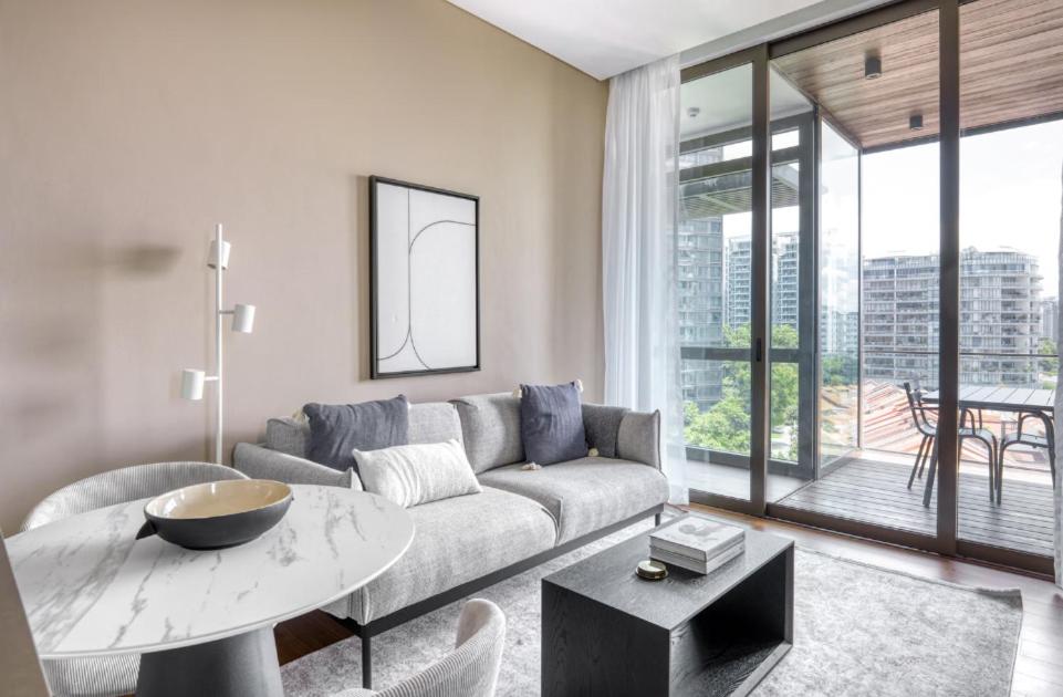 シンガポールにあるThe Dapper Digs 2BR Apartment in Singaporeのリビングルーム(ソファ、テーブル付)