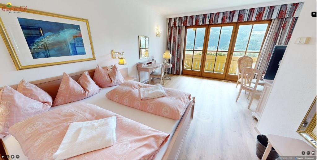 Postel nebo postele na pokoji v ubytování Hotel Glocknerhof