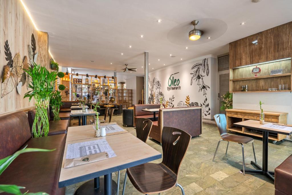 Uma área de estar em Novelty Suites Hotel