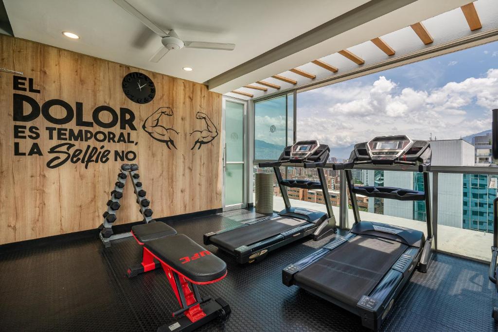 O centro de fitness e/ou as comodidades de fitness de Novelty Suites Hotel