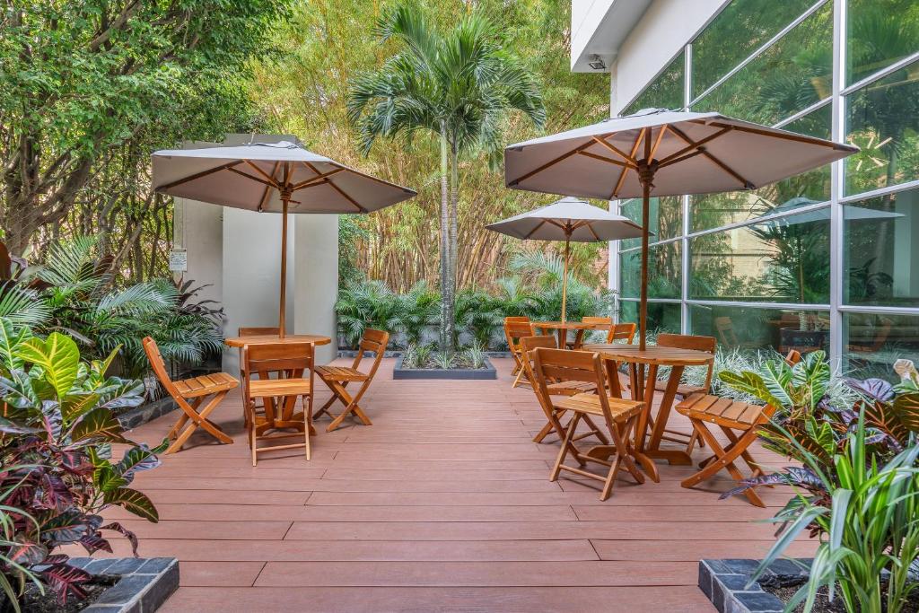 Um jardim no exterior de Novelty Suites Hotel